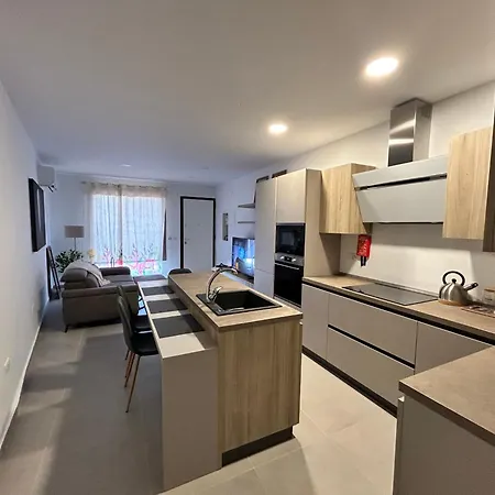 Stylish Seaside 1br Maisonette Bay