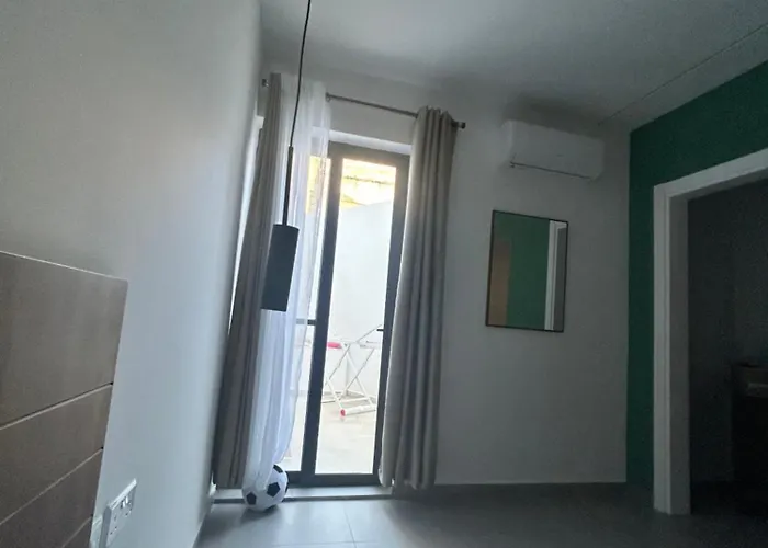 Stylish Seaside 1br Maisonette Bay