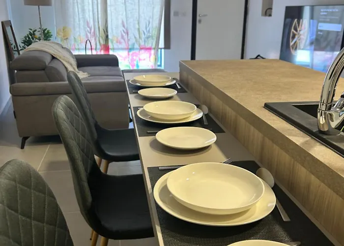 Stylish Seaside 1br Maisonette Bay مرسلوك