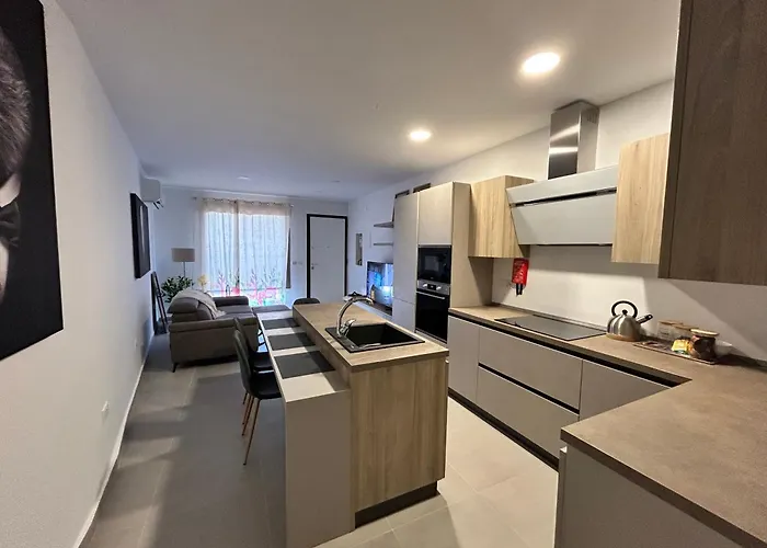 Stylish Seaside 1br Maisonette Bay