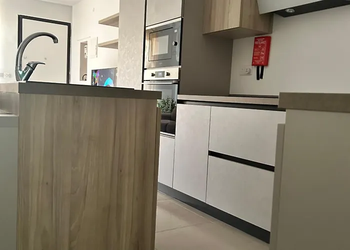 Stylish Seaside 1br Maisonette Bay *