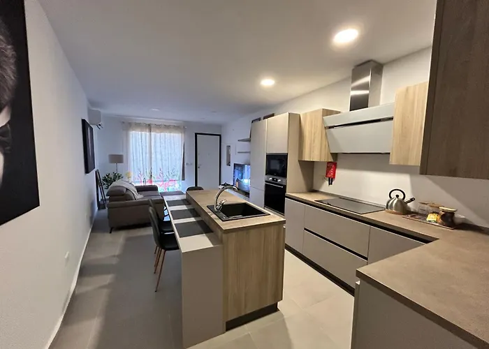 Stylish Seaside 1br Maisonette Bay