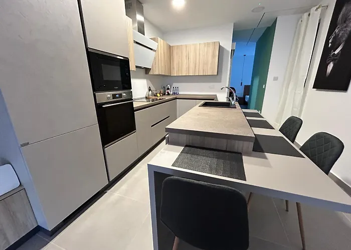 Stylish Seaside 1br Maisonette Bay شقة *