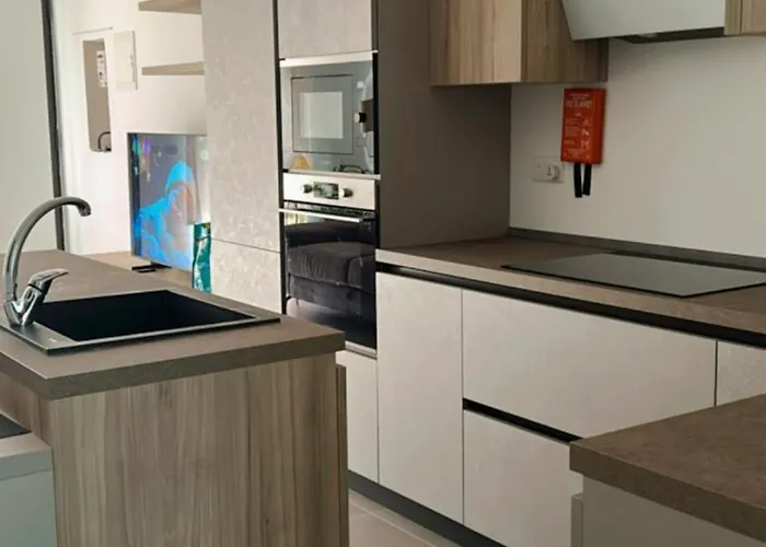 Stylish Seaside 1br Maisonette Bay *